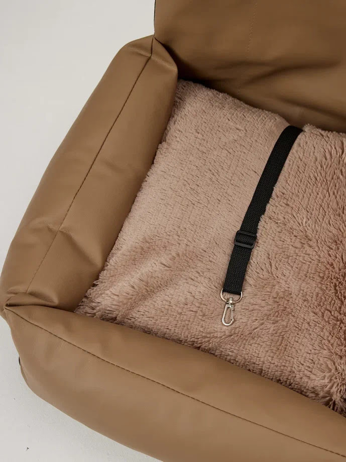 Автомобильное автокресло "LionPets" для животных LP6604 материал: Эко-кожа (50х55х16 см)