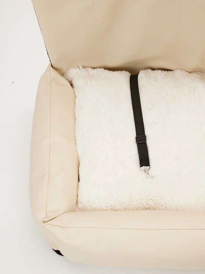 Автомобильное автокресло "LionPets" для животных LP6605 материал: Эко-кожа (50х55х16 см)