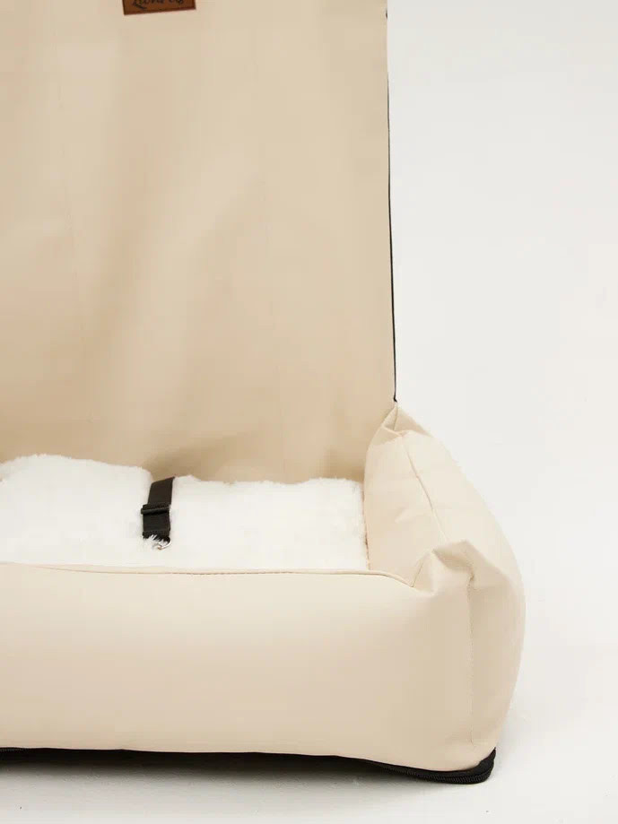 Автомобильное автокресло "LionPets" для животных LP6605 материал: Эко-кожа (50х55х16 см)